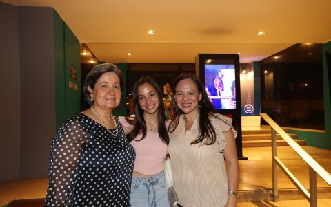 Cecilia de Quiroz junto a Andrea y Wendy Quiroz.