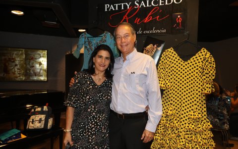 Jeaneth Ycaza y Ernesto Durán. Atrás, algunos de los vestidos que Patty ha utilizado durante su larga carrera.