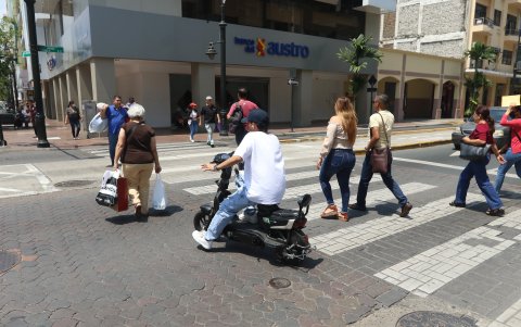 Las motos eléctricas circulan sin placas, por eso los agentes de tránsito no pueden elaborar una citación.