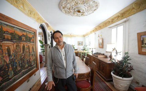 Detalles. Adentro de la casa hay un museo. Su dueño, Fernando Garcés, se ha dedicado a decorarla con elementos de la cultura ecuatoriana como pinturas, tejidos, vasijas, etc.