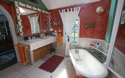 Antigüedad. La casa aún conserva la bañera original. Así como la sala tiene el piso de tablones de eucalipto. 
=