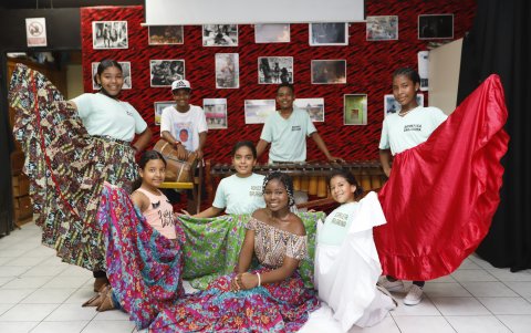 Muestra sus raíces a través del baile de marimba que lo practica con otros niños.