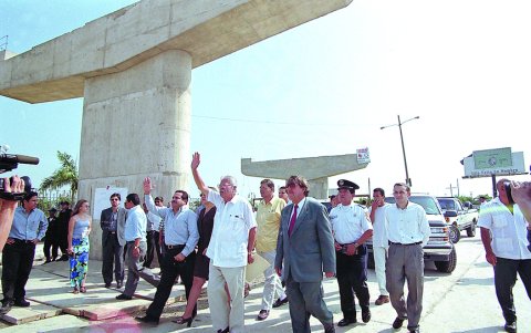 León Febres-Cordero en un recorrido por Guayaquil cuando era alcalde de la ciudad.