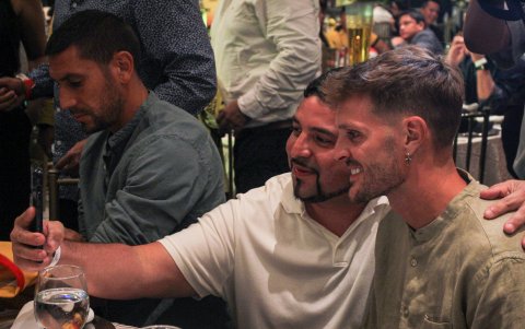 Un aficionado aprovecha para tomarse una foto con el arquero Javier Burrai.