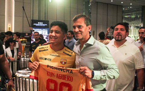 Fabián Bustos (d), junto a un aficionado, cuando estaba en Barcelona.