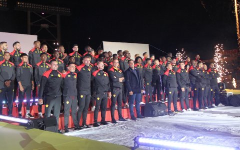 Los jugadores y el cuerpo técnico de Aucas fueron recibidos con pirotecnia.