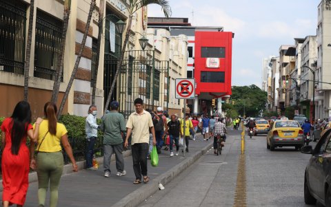 Exteriores del Mercado Central, donde reina el caos vehicular y los transeúntes caminan desconfiados por la inseguridad.