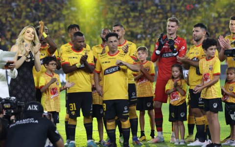 En la última Noche Amarilla, Matías Oyola (c), excapitán de Barcelona se retiró del fútbol profesional.