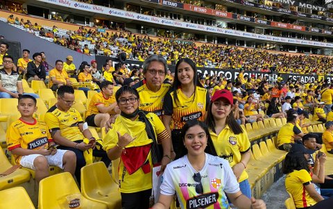 El pequeño Elvis Rodríguez (i) asistió con su familia al estadio para despedir a Matías Oyola.