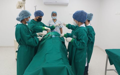 Mirian Rivera, docente de la asignatura de enfermería quirúrgica, vigila las prácticas de un grupo estudiantes.