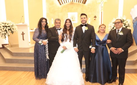 Los esposos con sus familiares.
