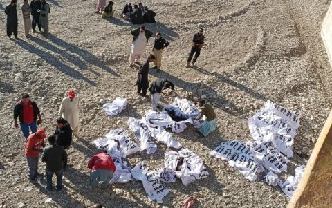 Una imagen del accidente de autobús en Pakistán.