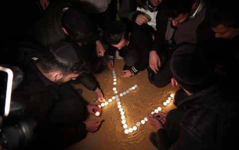 Velas en memoria de las víctimas asesinadas en la sinagoga Neve Yaakov.