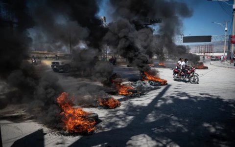 Personas transitan por una calle con bloqueos en el marco de las protestas, el 26 de enero de 2023, en Puerto Príncipe (Haití).