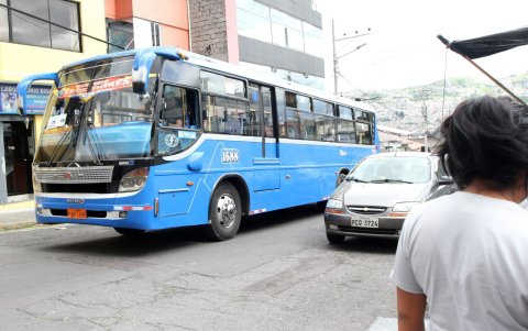 Fila. La gente se organiza para tomar los vehículos, mismos que cubren una ruta que atraviesa al menos 10 barrios, en dirección a la periferia del sur o norte. Se respeta el turno.