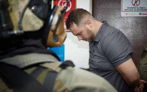 Fotografía cedida por la Fiscalía General de la Nación que muestra la detención del ciudadano estadounidense John Nelson Poulos, principal sospechoso del asesinato de la DJ colombiana Valentina Trespalacios, el 27 de enero, en Bogotá (Colombia).