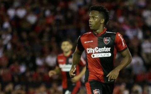 Djorkaeff Reasco ingresó en los minutos finales del partido en que su club, el Newell's Old Boys venció 1-0 a Aduax en el estreno de la Copa Sudamericana.