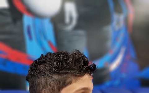 El seguidor del Ídolo, con el nuevo corte de pelo por sugerencia del Kun