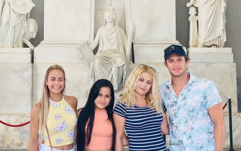 Kimberly Cedeño con su familia.