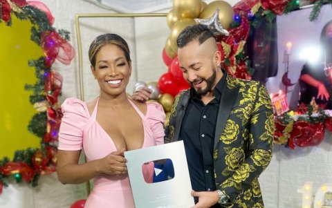 Santiago junto a Aura Arce.