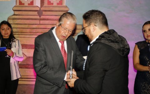 Juan Fernando Velasco, presidente de Sayce, entrega una placa a Marco Antonio Proaño Maya, uno de los fundadores de la entidad.