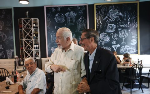 Aquiles Rigail, el recordado maestro de Historia, saluda con su exalumno, el ‘travieso’ Leonardo García.