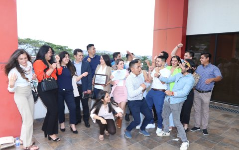 Parte de la comitiva de la UTPL que participó en el concurso. En total fueron 25 los miembros que integraron el equipo ganador.