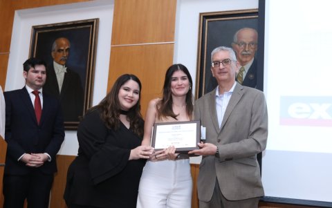 Gabriela Lebed e Isabela Escala, quienes ocuparon el tercer lugar, recibieron el premio de manos de Florencio Compte, miembro de la comisión técnica del torneO.