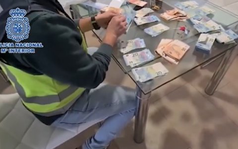 Agentes decomisaron cerca de 300.000 euros en efectivos.