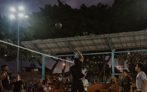 La iluminación facilita el juego en el parque de La Pradera 2.