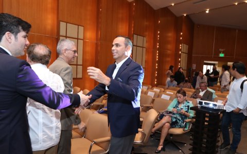 Carlos Alfonso Martínez saluda a Pedro Pablo Duart.