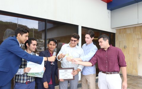 Alessandro Intriago, Diego Manosalvas, Ramiro Calle, Gabriel Riera, Marcel Huet y Mathías Camacho, finalistas.