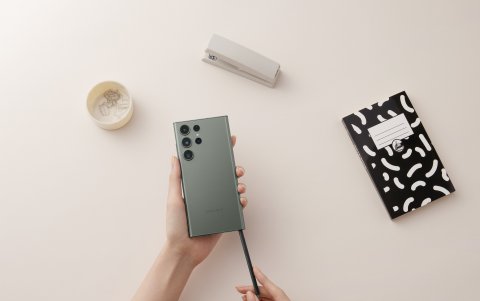 Con Android 13 con One UI 5.1 encima, los Samsung Galaxy S23 tienen altavoces estéreo, certificación IP68 e incluyen el lector de huellas bajo la pantalla.