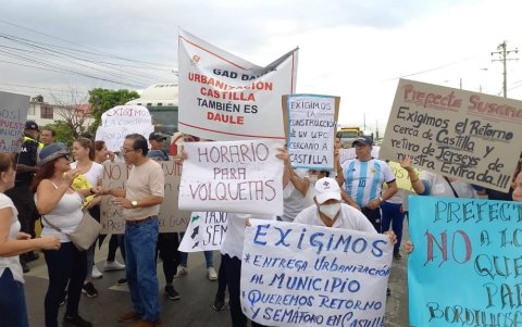 Protesta. La mañana de ayer, residentes de Castilla decidieron protestar afuera de la urbanización, ante la falta de atención de las autoridades.
