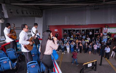Sitio. A la terminal terrestre de Guayaquil también llegó el bus con los músicos.
