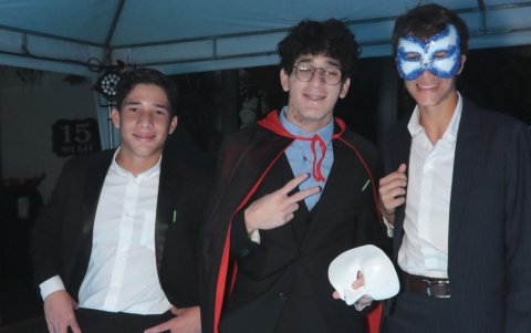 Alejandro (centro) junto a su hermano  Miguel y a Eitan Salaman.