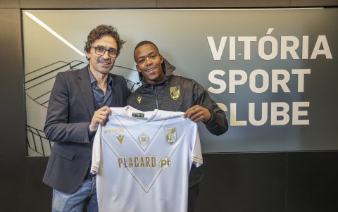 El mediocampista Gustavo Nnachi, sonríe durante su presentación como nuevo jugador del Vitória Guimareas de Portugal.