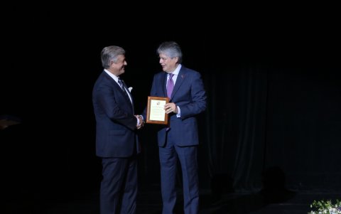 Guillermo Lasso, presidente de la República, entrega un reconocimiento a Juan Xavier Cordovez, en su calidad de presidente de la H. Junta de Beneficencia de Guayaquil.