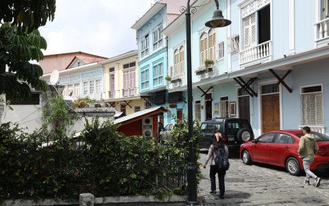 En Las Peñas sus viviendas destacan por su construcción de madera, paredes recubiertas con zinc, grandes ventanales y amplios espacios. En sus exteriores lucen grandes lámparas y faroles que distinguen al sector.