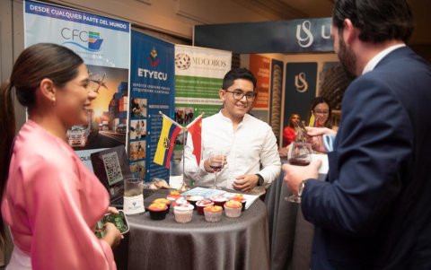 Productos. Se ofreció además para este evento varios platos con temática del Nuevo Año Chino, además también se sirvió licor y dulces para los invitados.