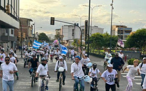 El aspirante a la Alcaldía de Guayaquil, Pedro Pablo Duart, hizo una caravana en bicicleta.