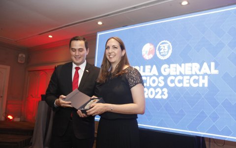 Además se galardonó a la viceministra de Promoción de Exportaciones e Inversiones de Producción de Ecuador, Ana María Gallardo por su apoyo a la cámara.