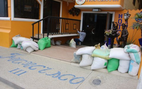 Salinas. Aún hay sacos de arena fuera de los negocios, por prevención.