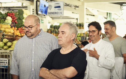 En el mercado de Sauces 9 acompañado de los chefs Ramón Salto y Santiago Granda