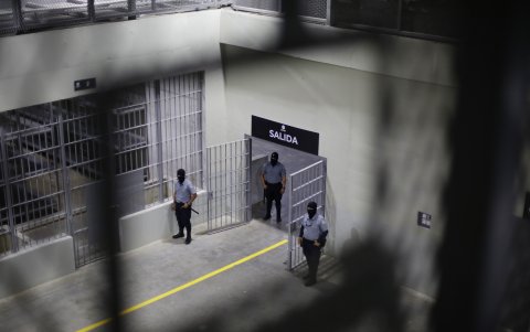 Sala de monitoreo del Centro de Confinamiento del Terrorismo (CECOT)