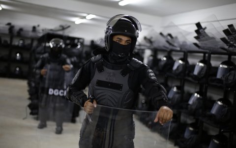 Guardias en el interior del Centro de Confinamiento del Terrorismo (CECOT)