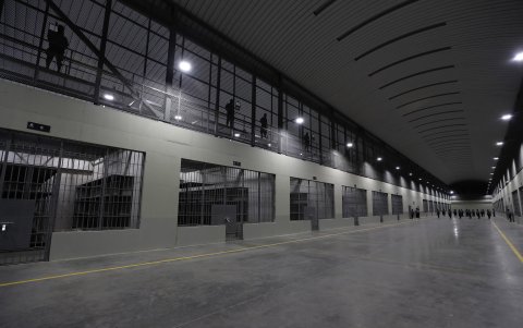 Interior del Centro de Confinamiento del Terrorismo (CECOT)