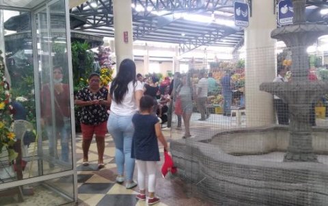 Comerciantes están contentos que la pileta esté cercada, porque desde allí, sentados, podrían estudiarlos.