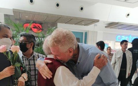 Personajes.- Ignacio Sanabria felicita a Francisco Narváez por la apertura de la tienda Bas en Ecuador.