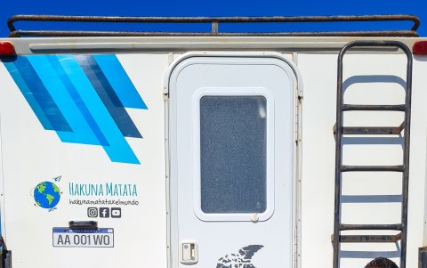 Estilo de vida.  Los viajeros recorren los países de Latinoamérica en un carro-casa donde cuentan con cocina, baño y un pequeño dormitorio. Ambos lo conducen.